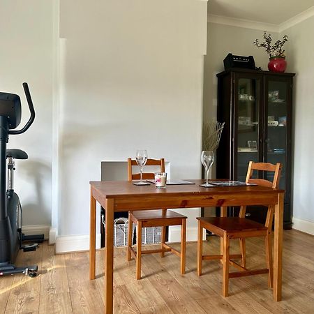 Hazel Grove Quiet Double Bedroom With Garden View, Breakfast מראה חיצוני תמונה