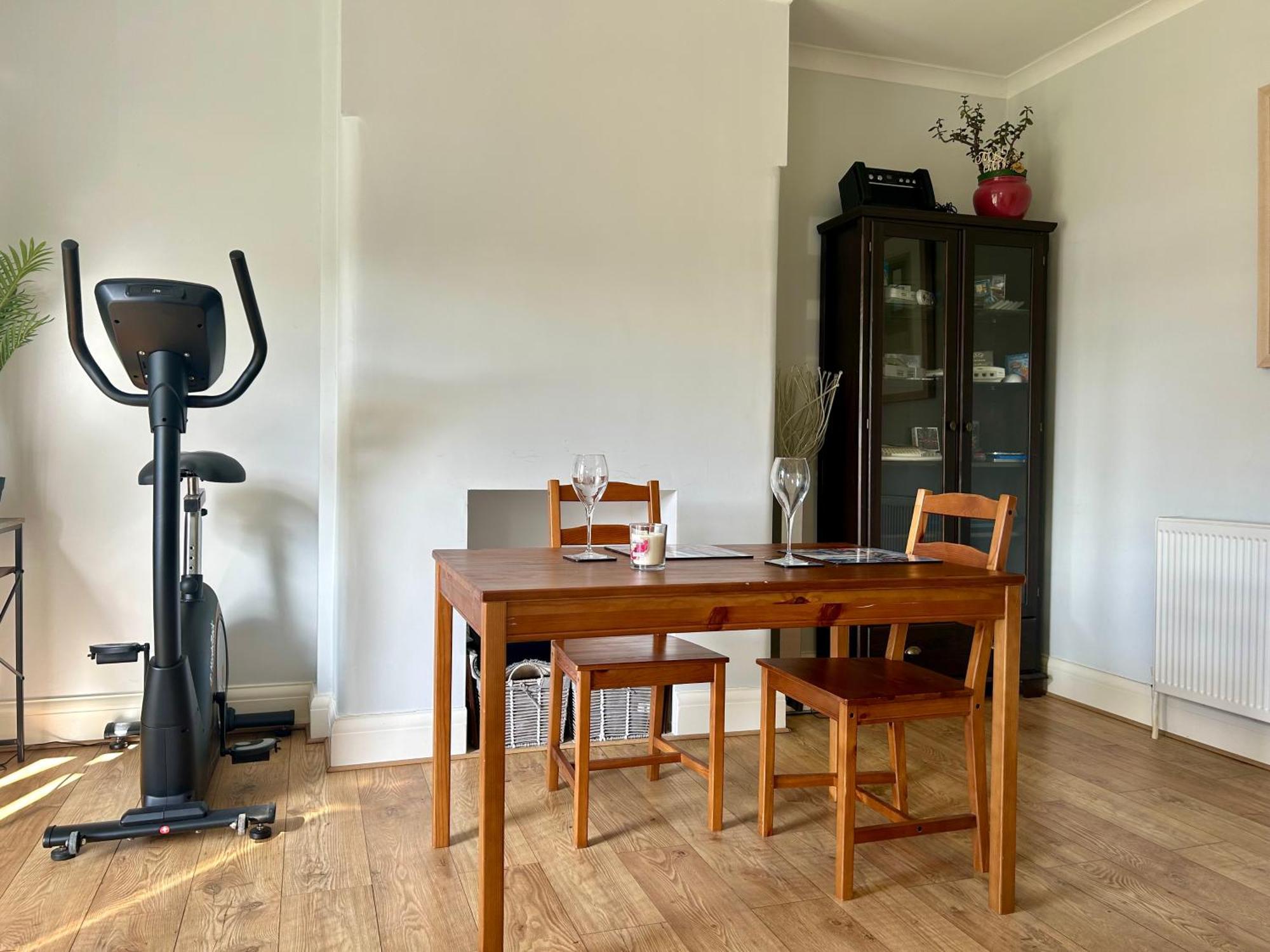 Hazel Grove Quiet Double Bedroom With Garden View, Breakfast מראה חיצוני תמונה